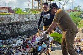 Sampah di Taman Loang Baloq Mataram capai 6 ton usai Lebaran Ketupat