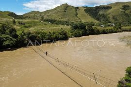 Akses jembatan gantung di pedalaman Luwu Utara