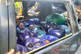 Polisi selidiki mobil bermuatan jerigen Pertalite yang ditinggalkan usai tabrakan di Cianjur