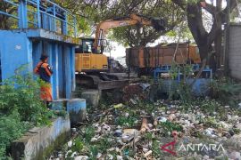DLH Bekasi angkut tumpukan sampah di saluran irigasi Sukamurni