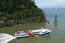 Kunjungan wisman awal musim selancar di Mentawai Page 1 Small