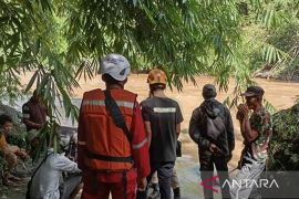 SAR Cianjur melakukan upaya cepat pencarian remaja tenggelam di Cisokan