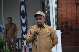 Bupati Jayapura imbau ASN ikut menjaga kebersihan lingkungan kantor