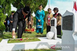 Gubernur Sumut pimpin ziarah makam pahlawan di HUT Ke-76  provinsi