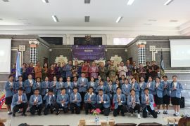 Rektor Universitas Pendidikan Ganesha lantik pengurus himpunan mahasiswa di Denpasar