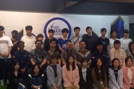 Sebanyak 26 pelajar SMA Hong Kong kunjungi Masjid Al-Akbar Surabaya