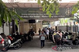 Polisi mengawal penggeledahan KPK di kantor KONI Jatim