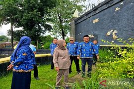 Wagub Idah boyong sejumlah OPD bersihkan ruang terbuka hijau Simpang Lima Kota Gorontalo