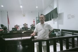 Dua terdakwa korupsi  pembangunan rumah khusus  dituntut bervariasi