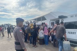 Polres Lingga kerahkan personel Satpolairud di pelabuhan beri layanan prima