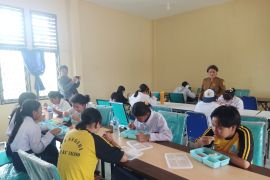 Siswa SLB Bengkayang menikmati program makan bergizi gratis