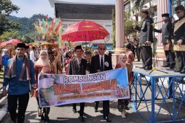 Bupati Hendrajoni lepas pawai budaya meriahkan Hari Jadi Kabupaten Pesisir Selatan ke-77