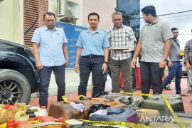 Polda Kalsel tangkap pelansir solar gunakan dua mobil Panther di Kandangan