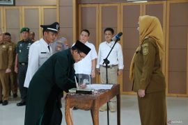 Wabup Bangka Selatan minta Pj Kades Simpang Rimba layani masyarakat dengan baik