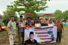 Anggota DPR RI beri bantuan alsintan senilai Rp2,05 miliar di Lampung Tengah