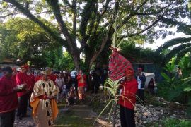 Polda Maluku selesaikan konflik antarkelompok di Malra dengan adat Hawear