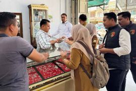 Polres Aceh Timur cek takaran dan kadar logam mulia di toko emas
