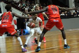 IBL 2025 - Dewa United rebut puncak klasemen