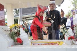 Wesly - Herlina ziarah ke makam Raja Siantar di Bengkalis Riau