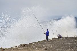 BMKG : Peringatan dini ada gelombang tinggi pada 16-19 April