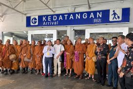 Pelabuhan Batam Centre fasilitasi kedatangan puluhan Bhikkhu Thudong dari Bangkok