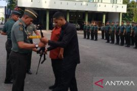 Korem Binaiya terima senjata api organik menyerupai AK 47 dari masyarakat