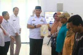 Bupati Tanah Laut serahkan 529 Sertifikat PTSL