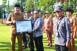 Bupati Tala berikan penghargaan efisiensi anggaran pilkada