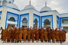 34 Bhante asal Thailand kunjungi masjid di Batam wujudkan toleransi agama