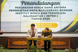 Penjabat Wali Kota Banjarbaru tandatangani kerja sama dengan IBITEK