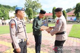 Polda Sultra anugerahkan anumerta ke personel yang gugur ditikam di Buton