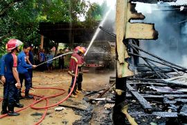 Disdamkarmat Natuna kerahkan tiga unit mobil padamkan kebakaran rumah warga