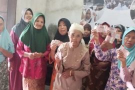 Al-Kahfi umrahkan gratis dan santuni guru ngaji/honorer di Bondowoso