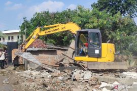 Pemkab Bekasi bongkar puluhan bangunan liar secara serentak tanggulangi banjir
