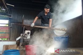 Pengrajin tempe di Aceh tetap bertahan saat kenaikan harga kedelai