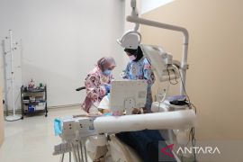 Praktisi kesehatan imbau masyarakat rutin periksa gigi enam bulan sekali