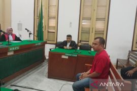 Tiga karyawan PT Adira Dinamika Multi Finance dituntut 15 bulan penjara, ini kasusnya