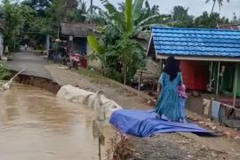 PUPR HST segera tangani badan jalan longsor di Desa Awang Baru Batara