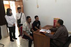 Penyidik Polres Buru serahkan tersangka kasus percobaan pemerkosaan ke Kejari