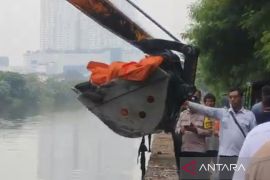Petugas temukan mayat saat hendak angkut sampah dari Kali Angke