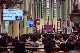 Gereja Katedral gelar Misa Kamis Putih 2025 dalam tiga sesi
