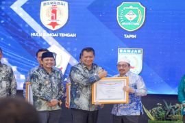 Pemkab Banjar terima penghargaan pelayanan publik dari Kemen PAN-RB