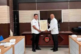 Tingkatkan daya saing, Pemkab serahkan sertifikat HAKI 10 motif batik khas Kobar