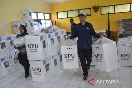 Petugas PPS kawal logistik pemungutan suara ulang pada Pilkada Tasikmalaya ke ribuan TPS