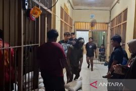 Ditreskrimsus Polda Babel serahkan tersangka kasus penyelundupan pasir timah ke Kejari Belitung Timur