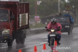 Waspada hujan ringan hingga lebat di berbagai kota besar RI
