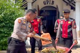 Polisi bantu bersihkan gereja di Situbondo jelang Paskah