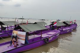 Nelayan Tangerang diberi alat tangkap ikan dan mesin kapal