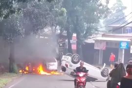 Mobil polisi dibakar warga saat penangkapan tersangka di dekat TPU Pondok Ranggon