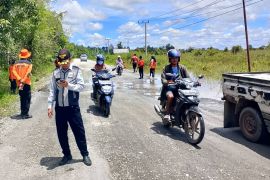Pastikan keselamatan pengendara, Dishub Barsel pantau lalu lintas jalan tergenang